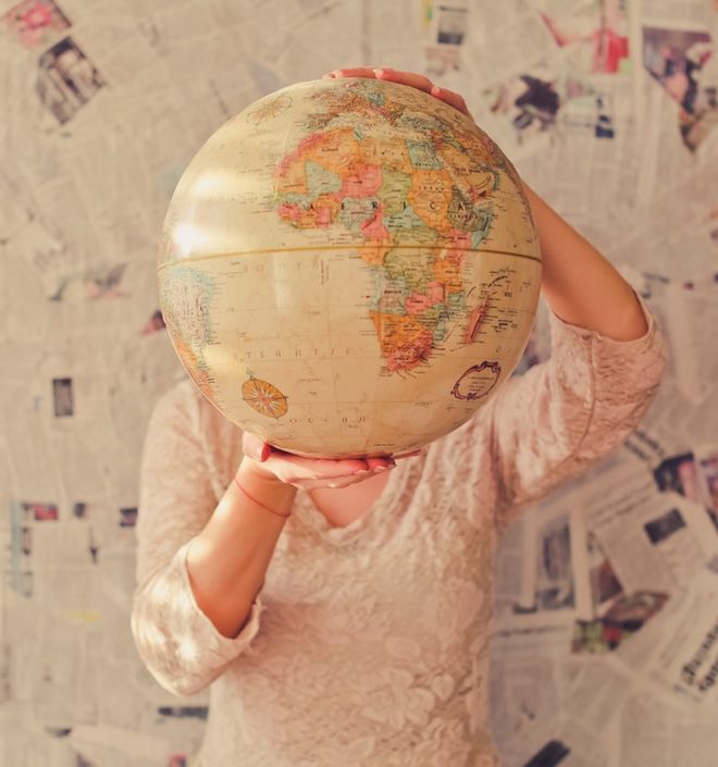 La vuelta al mundo en el claustro de la Universitat